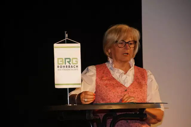 Helga Weinberger, stellvertretende Landesrätin des Landeskreises Freyung-Grafenau, appellierte an Jugendliche sich einzusetzen, „dass Grenzen in Europa nie wieder zu Mauern werden."  | Foto: Helmut Eder