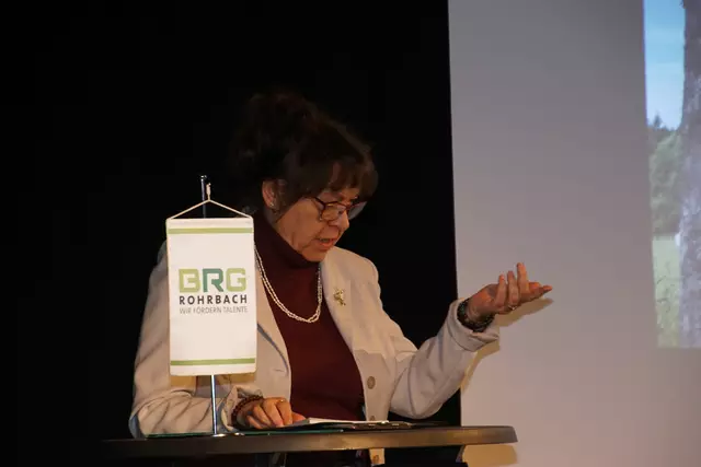 „Junge Leute sollen in dieser Ausstellung jenen Teil unserer gemeinsamen Geschichte erfahren und erkennen das die freie Bewegung über Grenzen zerbrechlich ist,“ erklärte die Kuratorin Zuzana Jonova bei der Ausstellungseröffnung. | Foto: Helmut Eder