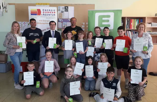 Bgm. Stefan Hofer, GK Stefan Höfler, Direktorin Tanja Schadl, Klassenvorständin Birgit Schadl und Vortragender Matthias Wild mit den begeisterten neuen "Energieschlaumeiern" der vierten Klasse. | Foto: Gemeinde Turnau