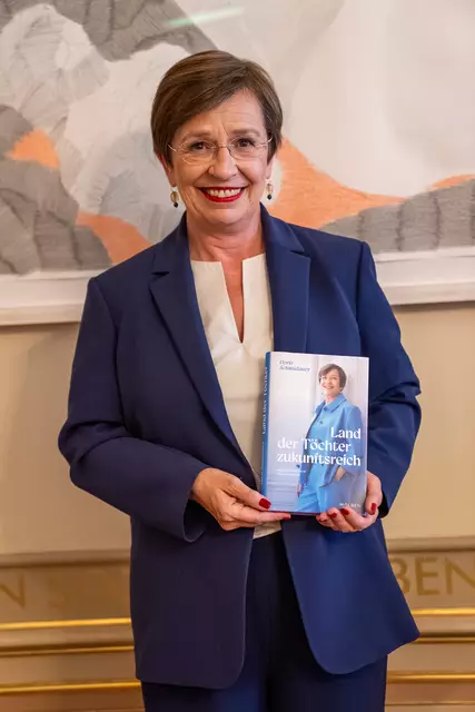 Doris Schmidauer mit ihrem Buch "Land der Töchter zukunftsreich". | Foto: Gillian Scharf
