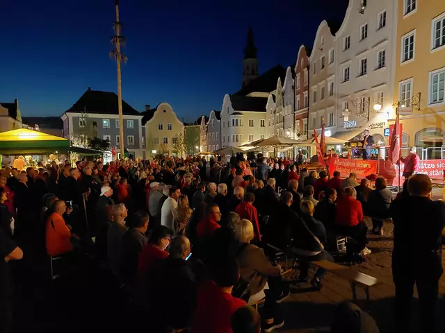 Hunderte Teilnehmer:innen verfolgten aufmerksam die Ansprachen bei der Kundgebung. | Foto: SPÖ