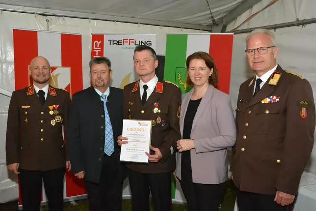 Von links: Kommandant Jürgen Penkner, Bürgermeister Herbert Fürst, Reinhard Mittermüller, Landesrätin Michaela Langer-Weninger, Landesfeuerwehrkommandant Stellvertreter Michael Hutterer. | Foto: FF Treffling