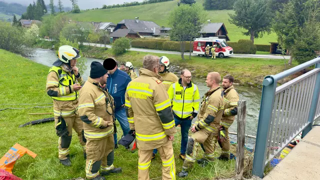 Die Feuerwehren Mariapfarr und Tamsweg bekämpften am 7. Mai 2025 eine Ölverschmutzung auf der Taurach.  | Foto: BSBÖ OVI Keidel Thomas