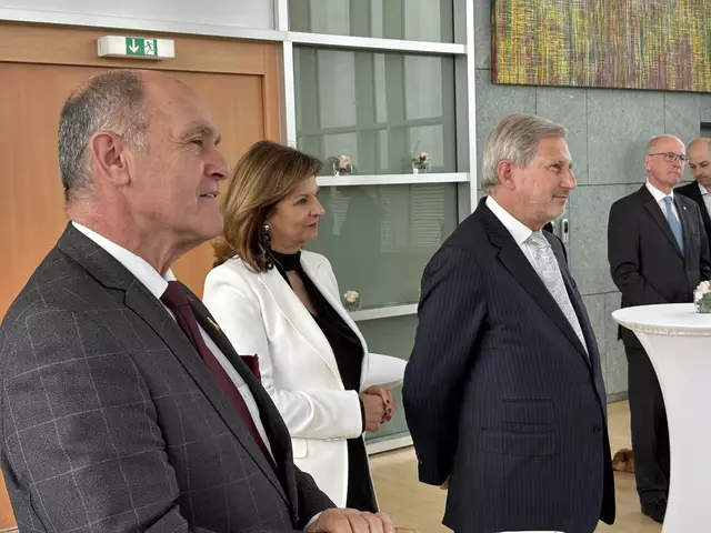 Bewegt bei den Worten der Landeshauptfrau: Johannes Hahn, Susanne Riess-Hahn und Wolfgang Sobotka. | Foto: Sandra Schütz / MeinBezirk