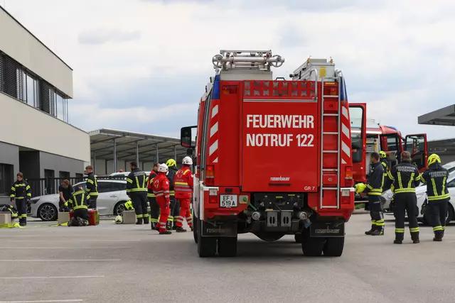 Die Feuerwehr führte unter anderem Belüftungsmaßnahmen bei der Baufirma in Hinzenbach durch. | Foto: laumat/Matthias Lauber