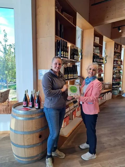 Direktvermarkterin Anna Altenriederer, Obsthof &amp; Weingut Altenriederer, Nussdorf ob der Traisen und LEADER-Geschäftsführerin DI Sabine Klimitsch, Regionalentwicklungsverein Donau NÖ-Mitte | Foto: REV DNM