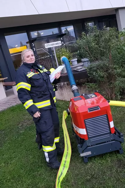 Löschbrunnentest stand an – natürlich mit Pia Brendli | Foto: Julian Lonsing