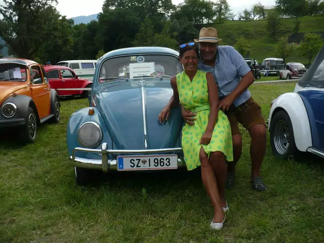 Renate und Michael Mühlfeldner mit ihrem VW Käfer Baujahr 1963 - ein echte Rarität.  | Foto: privat