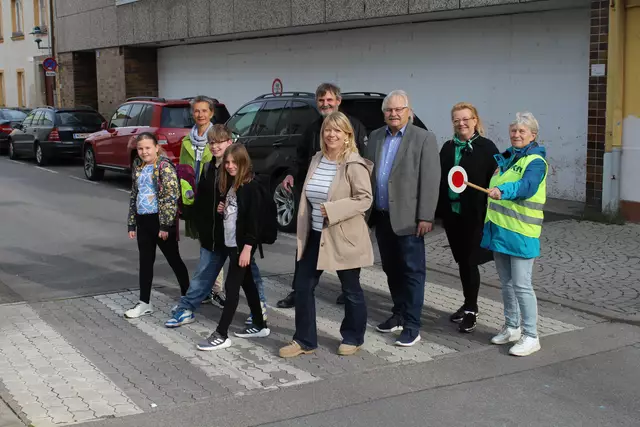 Kinder der Volksschule Hauptplatz, Direktorin Ulli Gaidoschik, Gemeinderat Roman Kral (Grüne), Stadträtin Lisa Miletich (SPÖ), Vizebürgermeister Felix Böhm (LBW), Stadträtin Martina Heissenberger (ÖVP) und Schülerlotsin am Fußweg in die Schule. | Foto: Stadtgemeinde Bruck