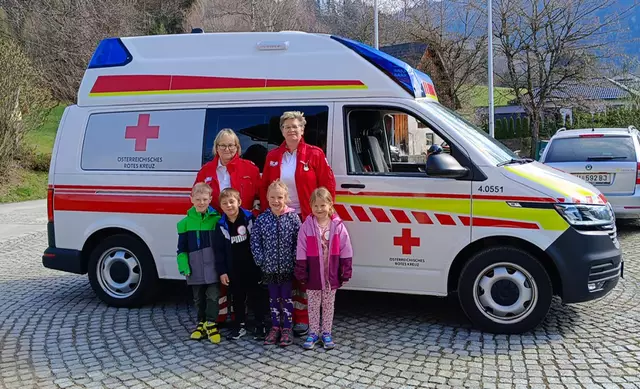 Gabi Schmid nimmt den Kindern die Berührungsängste mit dem Roten Kreuz und dem Rettungsauto. | Foto: OÖRK
