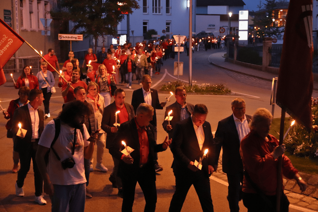 Fackelzug von der Arbeiterkammer zum Stadtplatz. | Foto: SPÖ