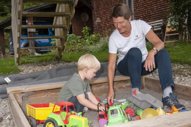 Foto: Sofia Pellegrini: Auch "Zeitpolster" Gründer Gernot Jochum-Müller (re) investiert in die "Zeit-Vorsorge" und berichtet in der Fernsehgondel bei Andreas Seeburger über seinen Verein.
