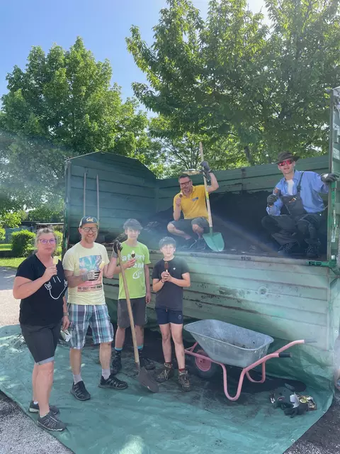 Auch 2025 unterstützte die Volkspartei Gramatneusiedl mit ihrer beliebten Gratis-Erde-Aktion erneut die Gartenfreunde der Gemeinde beim Start in die Frühjahrssaison. | Foto: ÖVP Gramatneusiedl