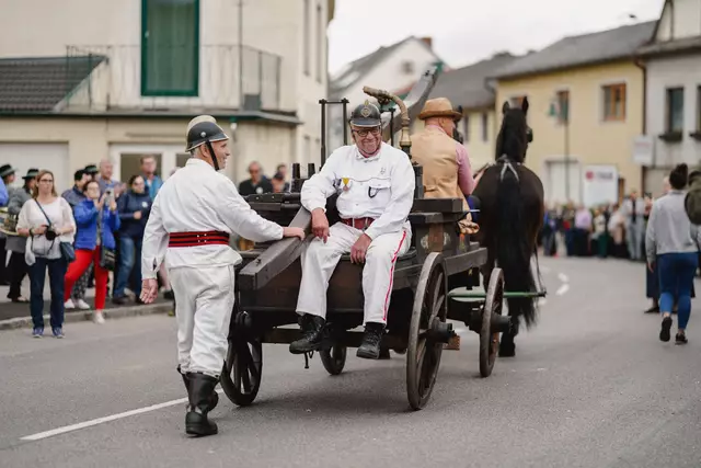 Korso mit historischen Feuerwehrfahrzeugen. | Foto: diephotoschmiede