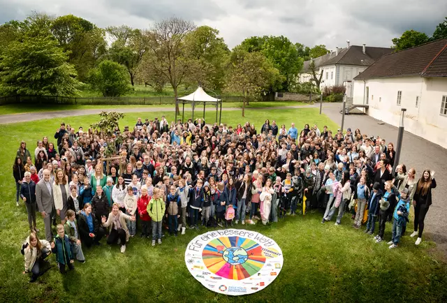 Rund 500 Schülerinnen und Schüler aus dem ganzen Burgenland nahmen am Aktionstag „Für eine bessere Welt“ im Schloss Lackenbach teil.

 | Foto: Esterhazy Betriebe AG