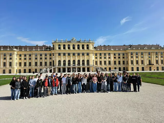 Das Gruppenfoto wurde vor dem Belvedere aufgenommen. | Foto: MKM Stift Zwettl