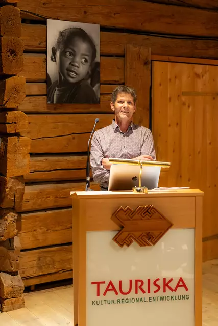 Gespannt verfolgten die Besucher:Innen der Multimediaschau von Hannes Kirchner. | Foto: Hannelore Kirchner photography