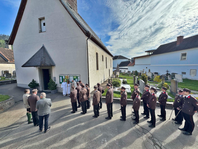 Die Kraubather Feuerwehr-Mannschaft kurz vorm Florianikirchgang mit Pfarrer Martin Schöberger. | Foto: FF Kraubath