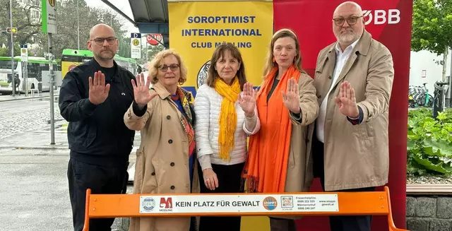 ÖBB CEO Andreas Matthä, Frederike Anna Gillissen, Präsidentin des Soroptimist Clubs Mödling, Bürgermeisterin Silvia Drechsler, Elfriede Palkovits, Soroptimist Österreichische Union, und Vizebürgermeister Rainer Praschak (v.r.) enthüllten die orange Bank am Bahnhof Mödling als sichtbares Zeichen gegen Gewalt an Frauen. | Foto: Ulrike Strelec