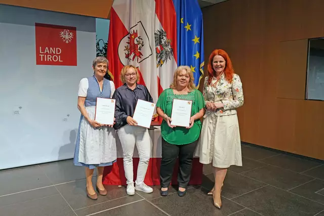 LRin. Cornelia Hagele (re.) mit einem Teil der Geehrten aus dem Bezirk Reutte v.l.: Sabine Dreier, Alexandra Wolitzer und Elke Walch. | Foto: Land Tirol/Reiter