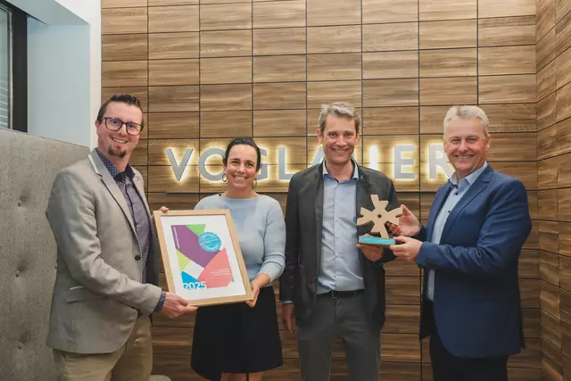 Stefan Vorderleitner (Voglauer), Yvonne Rosenstatter , Johannes Gfrerer (beide Salzburger Verkehrsverbund) und Peter Grünwald. 
Foto: Voglauer/Buchegger