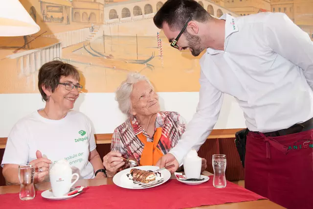 Foto: Sofia Pellegrini: Auch "Zeitpolster" Gründer Gernot Jochum-Müller (re) investiert in die "Zeit-Vorsorge" und berichtet in der Fernsehgondel bei Andreas Seeburger über seinen Verein.