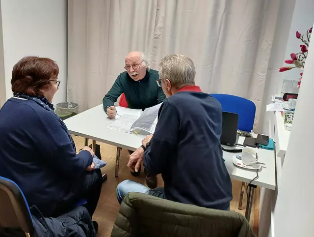 Einmal pro Woche berät er ehrenamtlich in Steuerangelegenheiten und hilft den Menschen damit, den ein oder anderen Euro zu sparen. | Foto: Volkshilfe OÖ