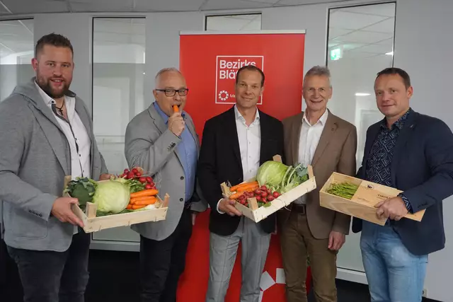 Zum erfolgreichen Start in die Gemüsesaison schenkten die Tiroler Gemüsebauern der Redaktion von MeinBezirk Innsbruck regionale Leckereien. V.l.n.r.: Christof Appler, Gemüsebauer aus Hall in Tirol, MeinBezirk Tirol Key Account Manager Roland Leitner, MeinBezirk Geschäftsführer Thomas Zerlauth, Lk-Fachbereichsleiter Wendelin Juen und Romed Giner, Gemüsebauer aus Thaur. | Foto: Huber