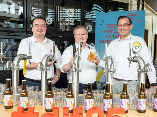 "Ein Höhepunkt ist es, dass es seit zehn Jahren ein Inselbier gibt, also ein Bier, das nur für das Donauinselfest hergestellt wird", zeigt sich der Bürgermeister Ludwig (Mitte) erfreut. | Foto: Valentina Marinelic/MeinBezirk