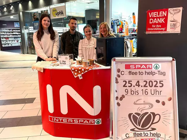 Hoch die Kaffeetassen für den guten Zweck: Die HLW-Schülerinnen  Hannah Schlintl, Mia Mörtl und Frida Erian schenkten mit Marktleiter Daniel Scheriau (2.v.li) im INTERSPAR in St. Veit an der Glan Kaffee gegen Spenden aus. | Foto: Caritas Kärnten
