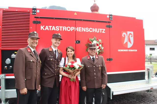 Stolz sind Kematens Bgm Klaus Gritsch, Kommandant Sebastian Thöni, Patin Michela Plaikner und Vbgm Franz Sailer (v.l.) auf das hochmoderne neue Notstromaggregat. | Foto: Manfred Jordan