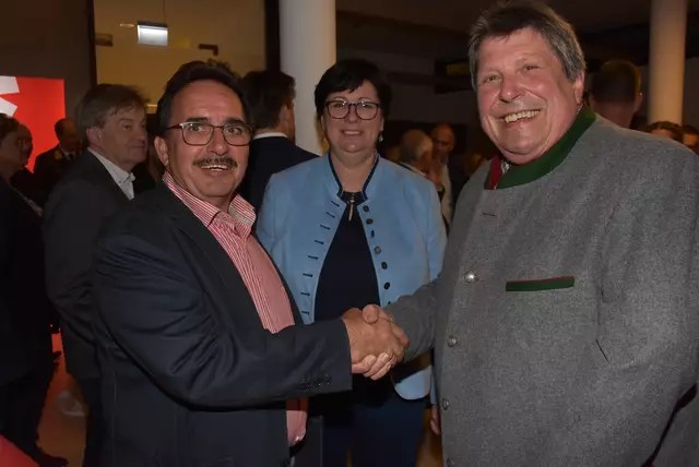 Karl Tremetsberger aus Pabneukirchen ist Florian-Bezirkssieger 2025. Mit dabei NR Rosa Ecker und LAbg. Erich Wahl.  | Foto: Robert Zinterhof