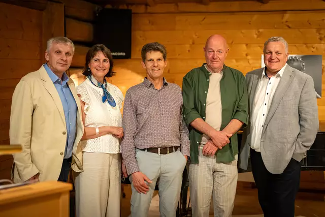v.l. Christian Vötter, Susanna Vötter-Dankl, Hannes Kirchner, Charly Rabanser und Bürgermeister Andreas Schweinberger. | Foto: Hannelore Kirchner photography