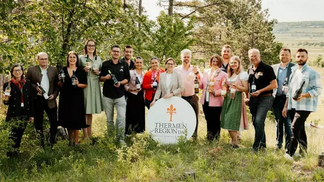 Die diesjährigen Sortensieger-WinzerInnen der Thermenregion sind: Kathy Barbach, Weinbau Barbach, Perchtoldsdorf; Harald Zierer, Weingut Zierer Gumpoldskirchen; Katharina und Anna Schwertführer, 47er Schwertführer, Sooß; Reinhard Gausterer, Winzer Reinhard Gausterer, Guntramsdorf; Gregor Frühwirth, Weingut Frühwirth, Teesdorf; Kerstin und Sigrid Schwertführer, Die Schwertführerinnen, Sooß; Katharina Wöhrleitner, Weinforum Thermenregion; Christian Schabl, Weingut Schabl, Gumpoldskirchen; Gaby Schlager, Weingut Schlager, Sooß; Martin Frühwirth, Weingut Frühwirth, Teesdorf; Sophie Schlager, Weingut Schlager, Sooß; Andreas Schafler, Schaflerhof, Traiskirchen; Christian Philipp, Weingut Philipp, Weikersdorf; Johann Gisperg, Burgundermacher Weingut Johann Gisperg, Teesdorf | Foto: Anna Fellner Fotografie
