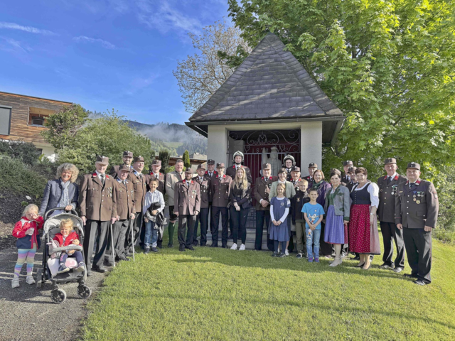 Die Mannschaft mit ihren Familien vor der Florianikapelle