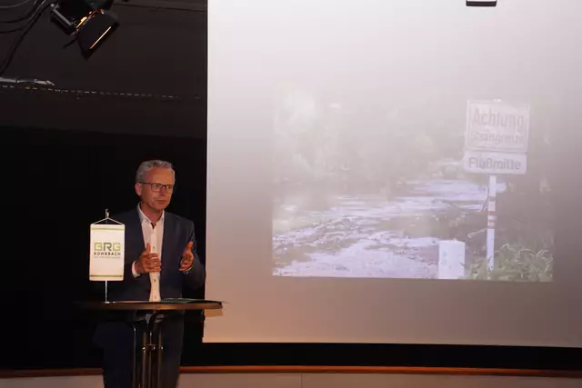 „Ich hoffe das die Ausstellung weit über das Gymnasium wirkt und viele junge Leute erreicht“, so der Direktor des Gymnasiums Rohrbach Nikolaus Stelzer. | Foto: Helmut Eder