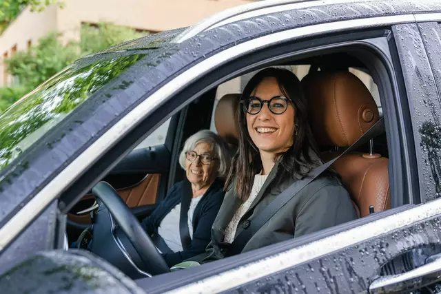 Foto: Sofia Pellegrini: Auch "Zeitpolster" Gründer Gernot Jochum-Müller (re) investiert in die "Zeit-Vorsorge" und berichtet in der Fernsehgondel bei Andreas Seeburger über seinen Verein.