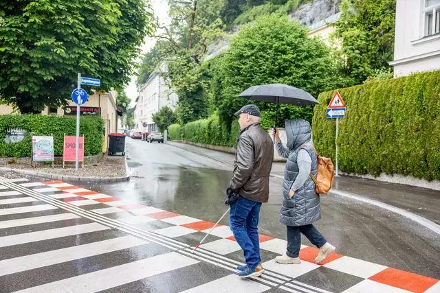 Der BSVS wurde noch rechtzeitig vor der Ausführung der Sanierungsarbeiten in der Reichenhaller Straße in das Projekt eingebunden, sodass alle erforderlichen Maßnahmen zur barrierefreien Nutzung des gegenständlichen Straßenstückes ausführlich besprochen werden konnten. | Foto: wildbild / Doris Wild