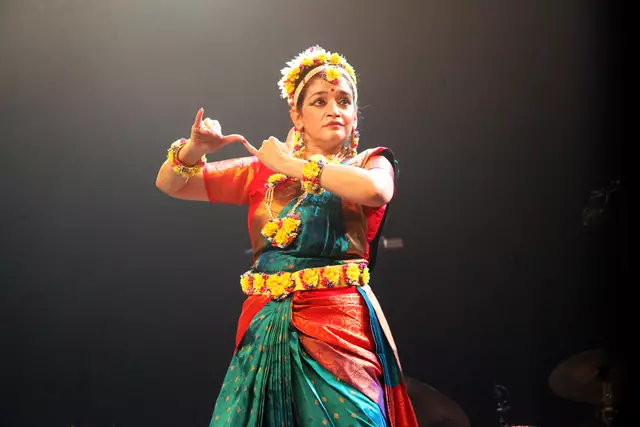 Tänzerin Sohini Roychowdhury eröffnete das POWERbandFESTIVAL mit einer berührenden Performance zwischen indischer Tradition und zeitgenössischer Ausdruckskraft.