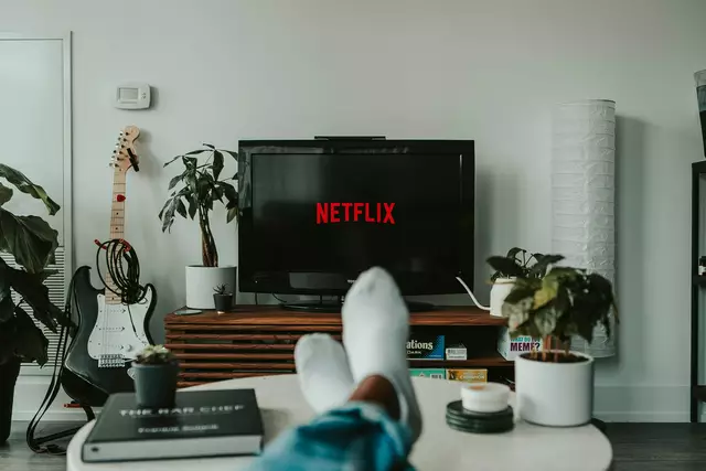 Um die Film- beziehungsweise Serienauswahl zu erleichtern, hat MeinBezirk für dich ein paar Streamingtipps zusammengetragen.  | Foto: Unsplash/mollie sivaram