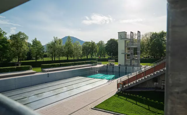 Während der Wintermonate wurde auch der Sprungturm im "Lepi" saniert, um die Standsicherheit für weitere fünf Jahre zu gewährleisten. Die Optik des Sprungturms blieb dabei unverändert.  | Foto: Stadt Salzburg/Alexander Killer