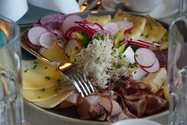 Beim ersten "Regionalitätsbrunch" in Kleinarl gab es eine Vielfalt an heimischen Produkten zu genießen. | Foto: Nicole Hettegger