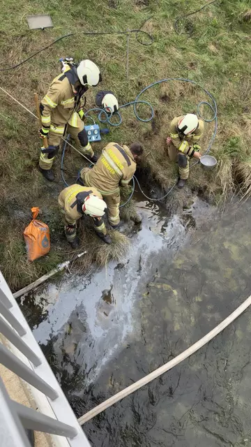 Die Feuerwehren Mariapfarr und Tamsweg bekämpften am 7. Mai 2025 eine Ölverschmutzung auf der Taurach.  | Foto: BSBÖ OVI Keidel Thomas