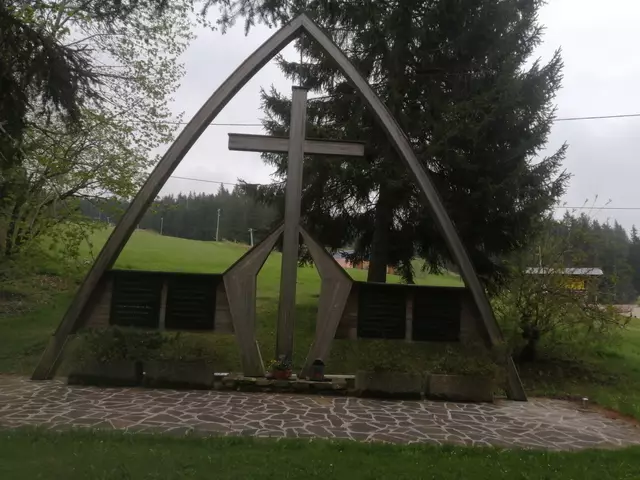 Heute steht ein 1985 errichtetes Gedenkkreuz am Schanzsattel. | Foto: Berger