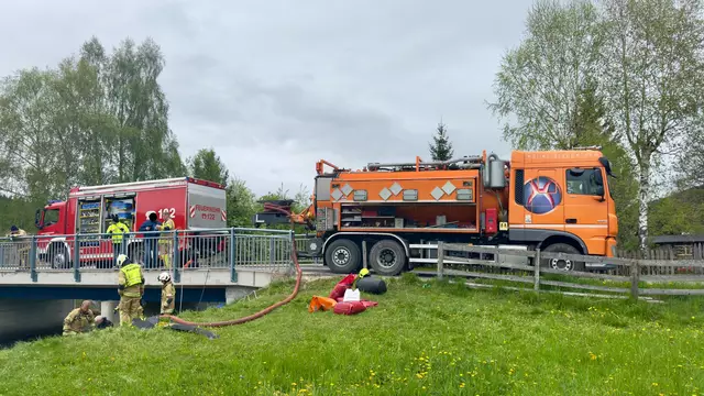 Die Feuerwehren Mariapfarr und Tamsweg bekämpften am 7. Mai 2025 eine Ölverschmutzung auf der Taurach.  | Foto: BSBÖ OVI Keidel Thomas