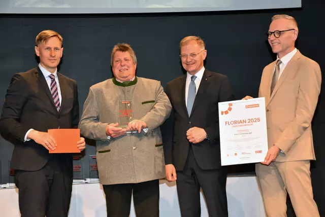 Karl Tremetsberger aus Pabneukirchen ist Florian-Bezirkssieger 2025. MeinBezirk Oberösterreich Chefredakteur Thomas Winkler, Karl Tremetsberger, Landeshauptmann Thomas Stelzer, Generaldirektor Othmar Nagl von der OÖ Versicherung.
  | Foto: Robert Zinterhof