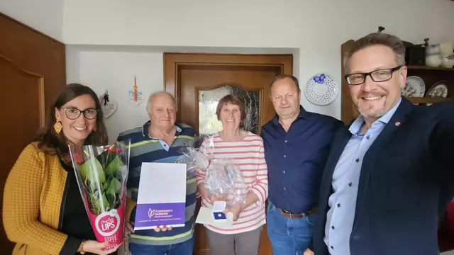 Gemeindevertreter gratulierten dem Ehepaar, Gertrude und Franz Gruber zur Diamantenen Hochzeit. | Foto: Gemeinde Leopoldsdorf