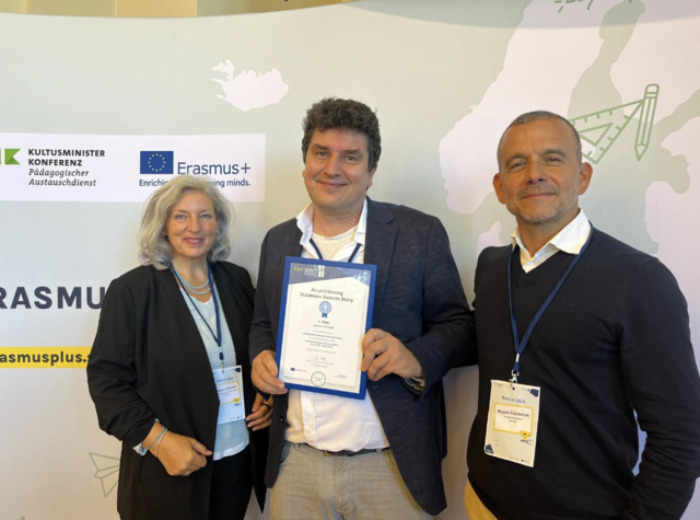 Andrea Schmid, Henner Spierling und Miguel Cárdenas Rodríguez mit der Urkunde. | Foto: Schmid