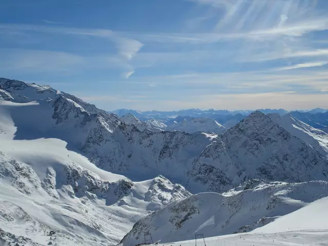 Zahlreiche Einsatzkräfte, darunter die Bergrettung, Alpinpolizisten, Mitarbeiter der Bergbahnen sowie die Besatzungen des Notarzt- und Polizeihubschraubers waren an der Suche beteiligt.  | Foto: Hilde Nairz