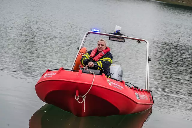 Pia Brendli bei einer Übung am Wasser. | Foto: Florian Kollmann
